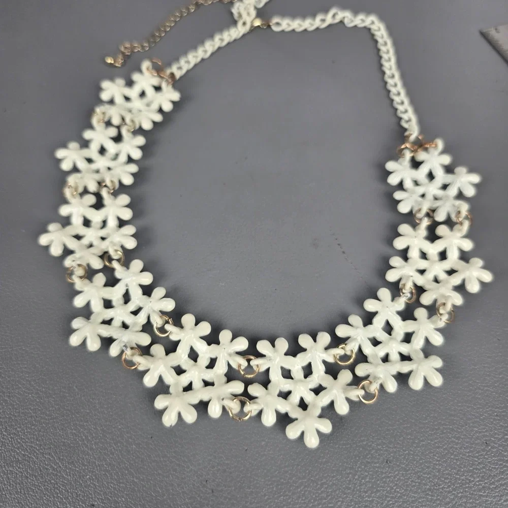 White Enamel Flower Necklace & Stretch Bracelet Floral Rhinestone Crystal Set
